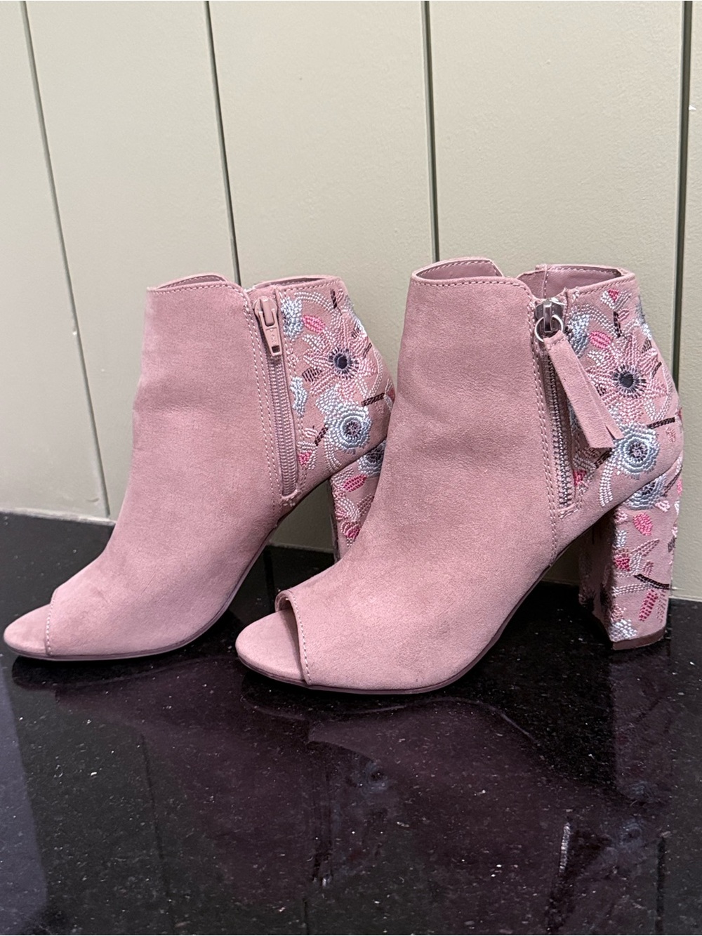 Authentic American Heritage Pink Suede Floral Embroidered Ankle Boots SZ 6